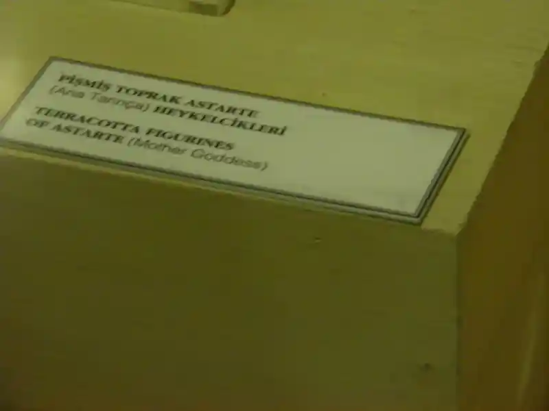 Triangle shape representing the pubic part engraved on a terracotta figurine of Astarte